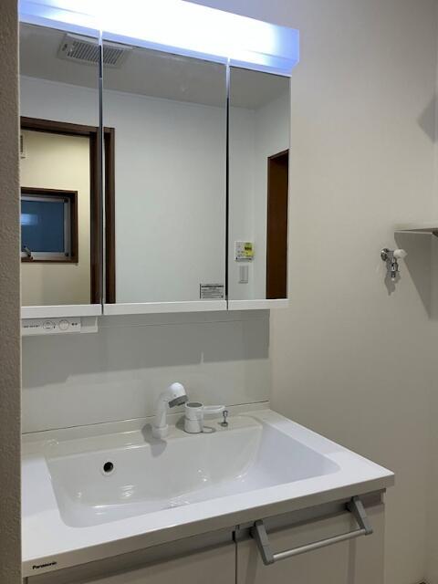 洗面設備　三面化粧台?