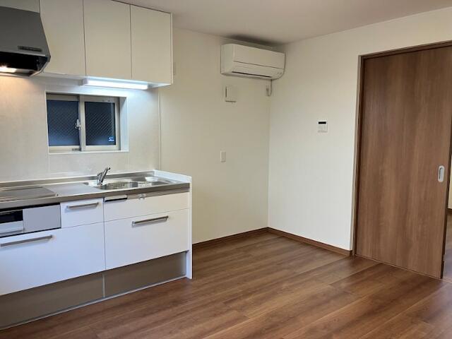 居室・リビング　明るいLDK空間。木目フロアが映える心地よさ