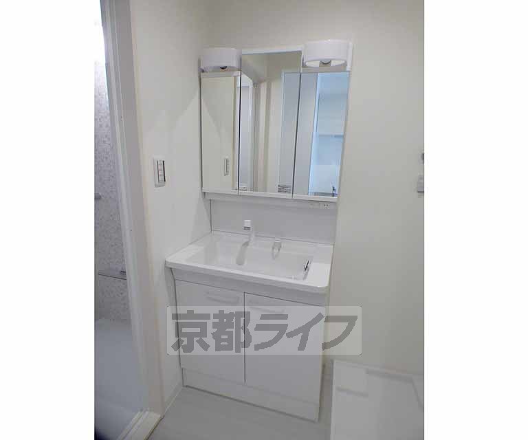 洗面設備　新築物件でとてもきれいな部屋です。