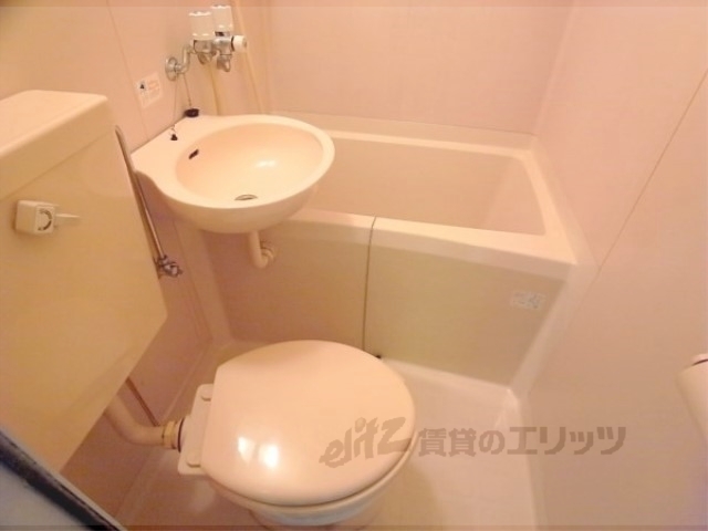 バス・シャワールーム　清潔感のあるユニットバスです。