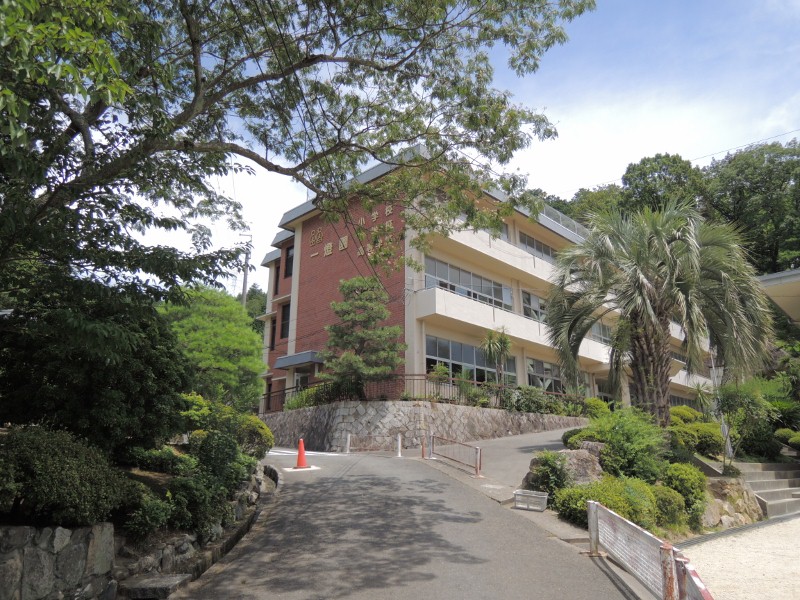 中学校　一燈園中学校（中学校）まで873m