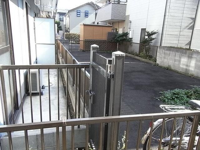 エントランス　★隣の建物とスペースがあるので、1階でも日当り良好★