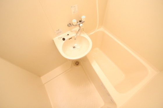 バス・シャワールーム　写真は別の号室のものです。