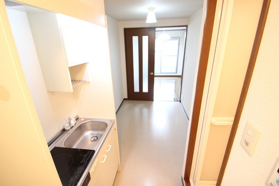 玄関　写真は別の号室のものです。