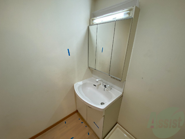 洗面設備　収納スペースがたくさんあるので小物も置けちゃう洗面所です。