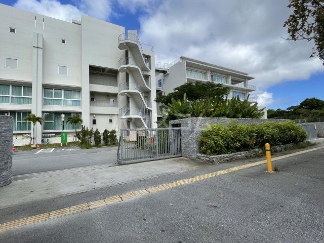 中学校　那覇市立鏡原中学校（中学校）まで367m