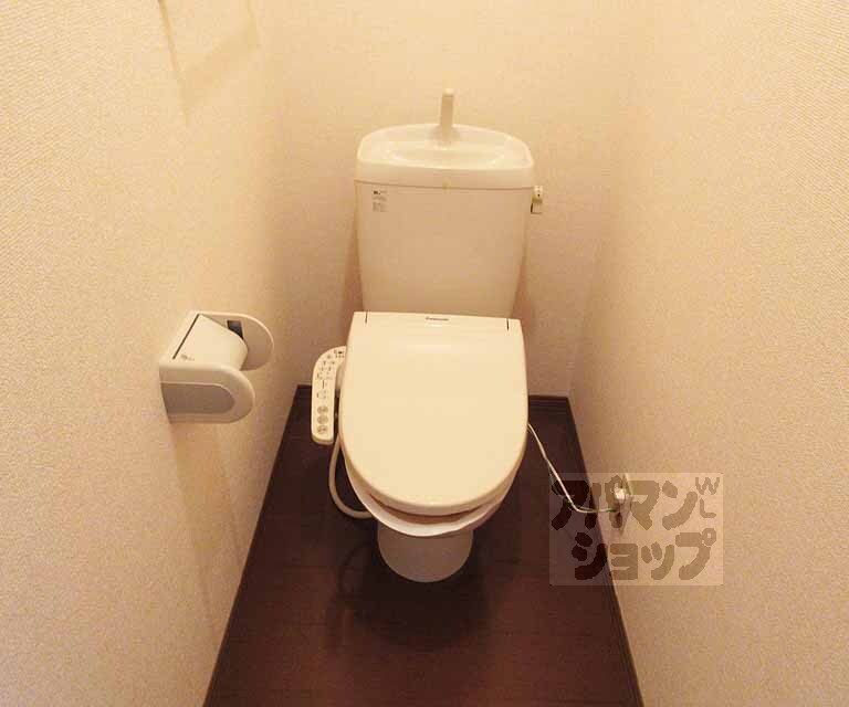 トイレ　ウォシュレット付き。