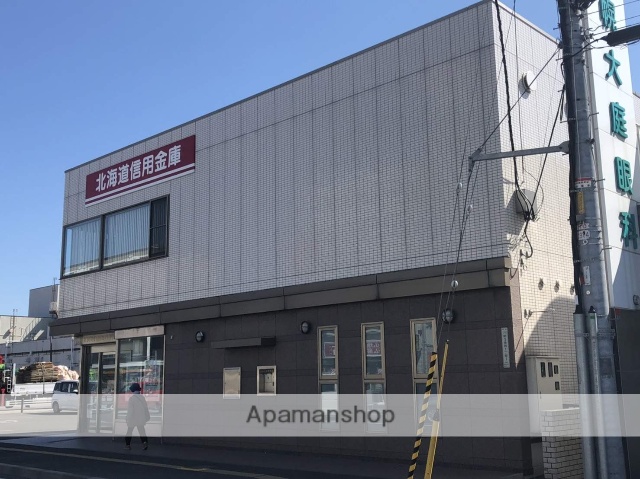 銀行　北海道信用金庫八軒支店（銀行）まで122m