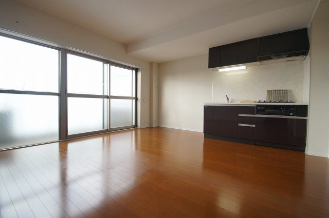 居室・リビング　落ち着いた色合いの床材を使用した居住空間です。