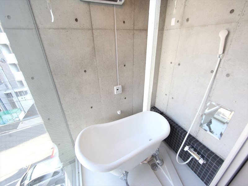 バス・シャワールーム　猫足バスタブ　浴室暖房乾燥機付き