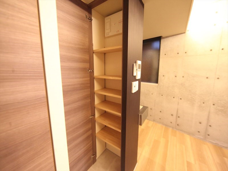 玄関　玄関　シューズボックス付（収納充実してます）