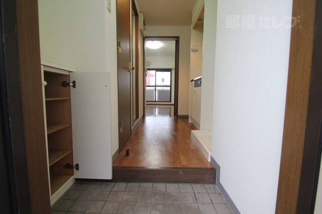 玄関　※３０２号室内装写真参照