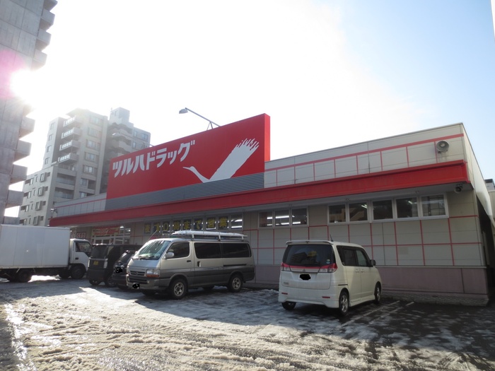 ドラックストア　ツルハドラッグ（ドラッグストア）まで410m
