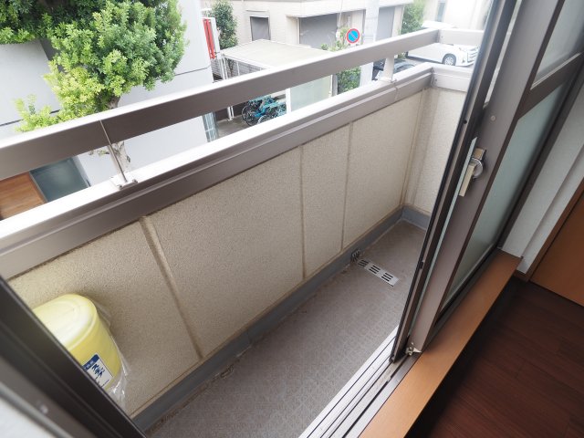 バルコニー　※同物件の別部屋参考写真です。　日当たりよくお洗濯を干せます