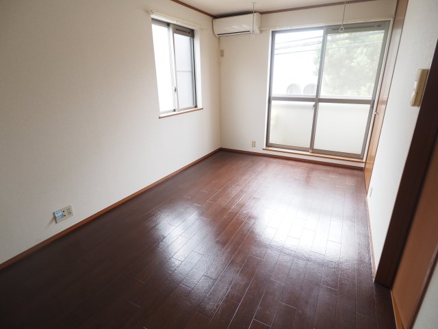 居室・リビング　※同物件の別部屋参考写真です。　２面採光で明るいお部屋です