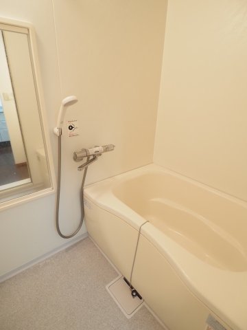 バス・シャワールーム　※同物件の別部屋参考写真です。　ゆったり湯舟でくつろげます