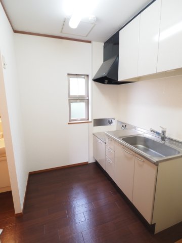 キッチン　※同物件の別部屋参考写真です。　キッチンスペースに余裕があっ