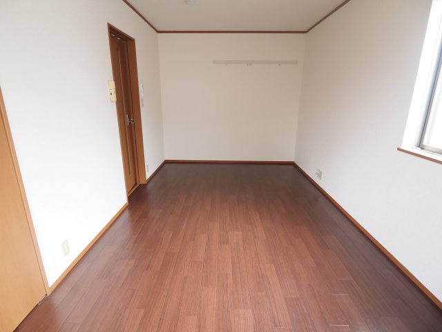 その他部屋・スペース　※同物件の別部屋参考写真です。　シックなフローリングで落ち着