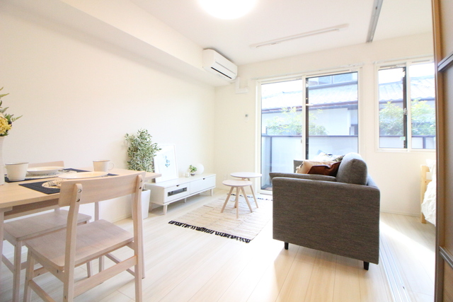 居室・リビング　※モデルルーム参考写真。実際のお部屋に家具、小物は付いており