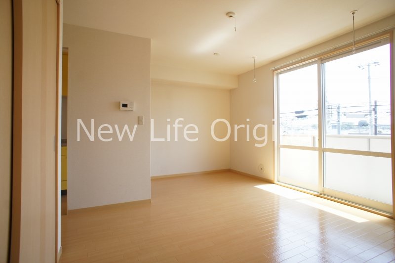 居室・リビング　12.3帖☆大きな窓付きで明るいお部屋です☆