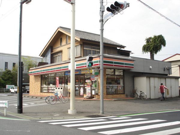 コンビニ　セブンイレブン（コンビニ）まで605m