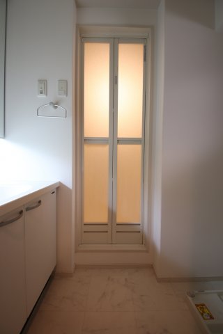 洗面設備　ゆったりとスペースのある洗面所