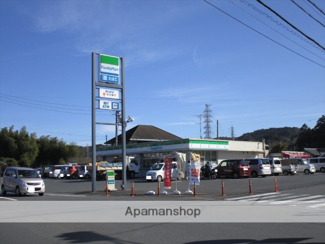 コンビニ　ファミリーマート（コンビニ）まで654m