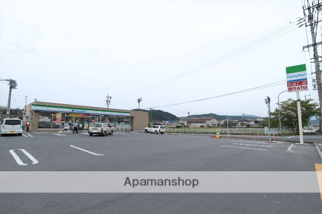 コンビニ　ファミリーマート（コンビニ）まで554m