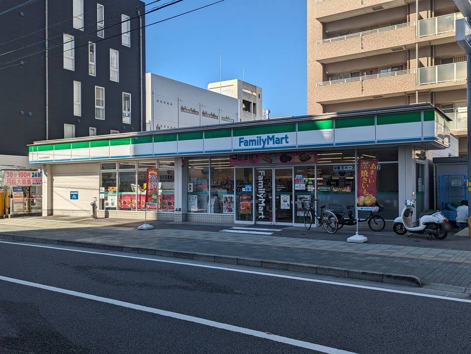 コンビニ　ファミリーマート松山市民病院前店（コンビニ）まで246m