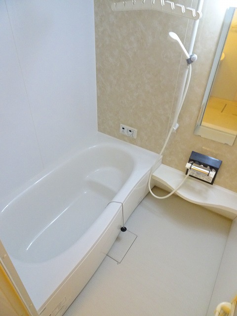 バス・シャワールーム　一坪風呂、浴室乾燥機完備、追い焚き可能