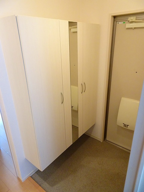 玄関　天井高シューズボックス付き