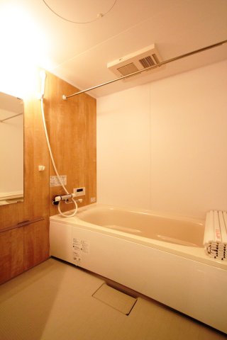 バス・シャワールーム　浴室乾燥機・追い焚き付きの広いお風呂