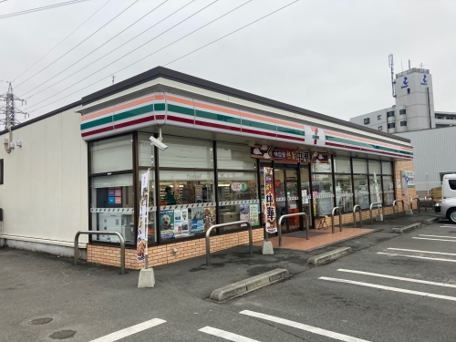 コンビニ　セブンイレブン粕屋内橋店（コンビニ）まで207m