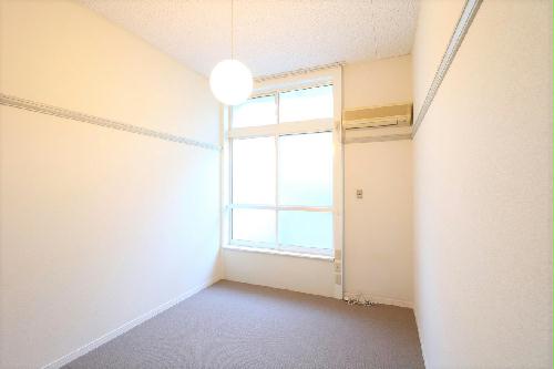 居室・リビング　ロフトタイプは天井が高く開放的な窓から日が差し込みます！