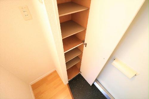 玄関　シューズボックス完備により女性でも安心