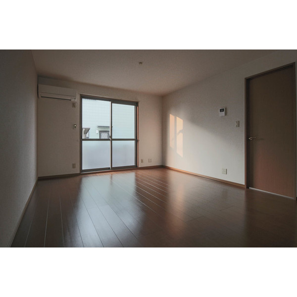 居室・リビング　同じ建物の別のお部屋