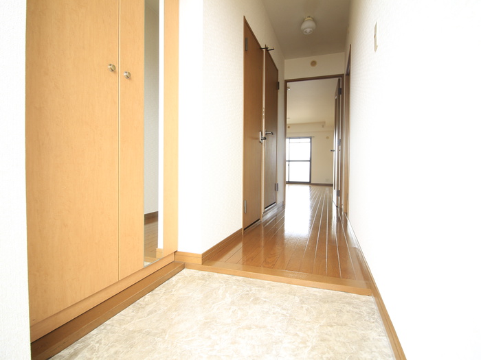 玄関　※別のお部屋の写真です