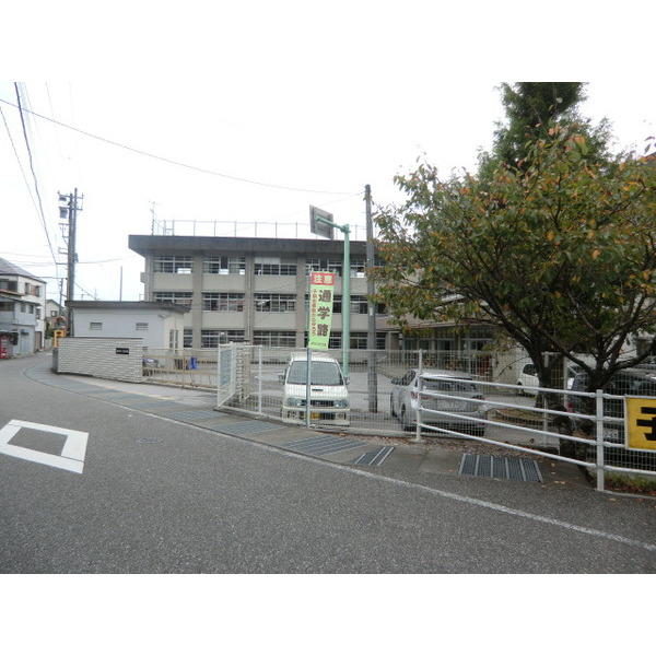 小学校　高知市立一宮小学校（小学校）まで673m