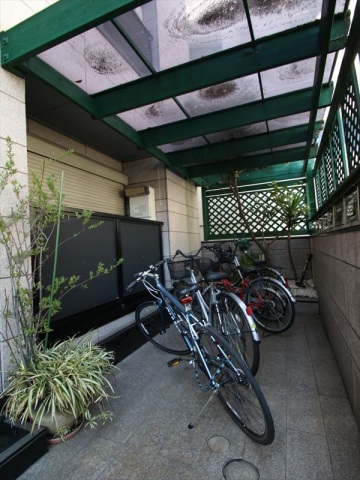 その他共有部分　屋根付駐輪場です♪