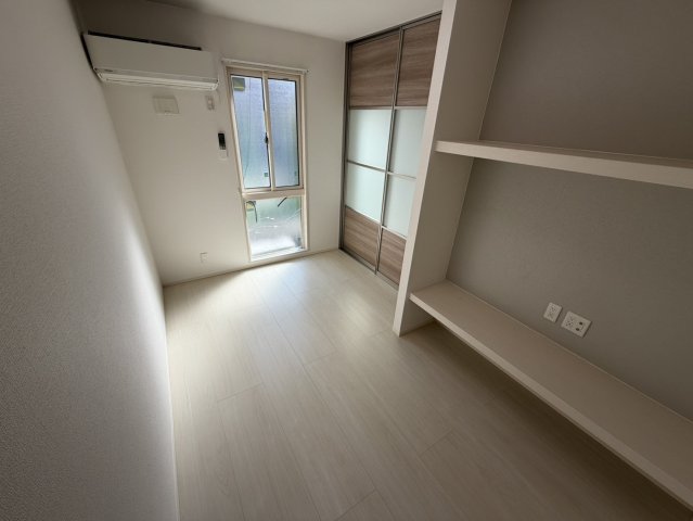 その他部屋・スペース　落ち着いた色調の寝室です