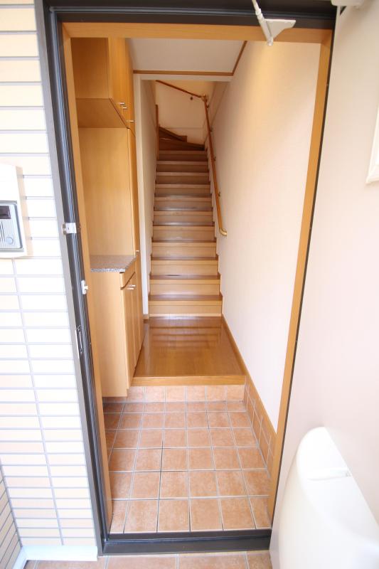 その他　共用部から見た玄関の様子