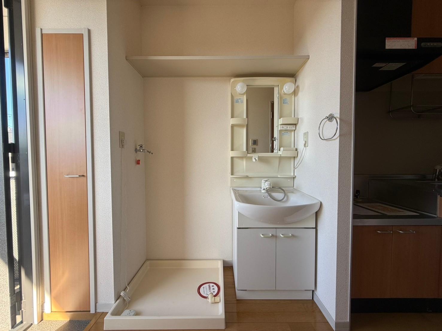 洗面設備　シャンプドレッサー付きの洗面所です