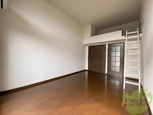 その他部屋・スペース　お部屋を別方向から。階段がオシャレですね。