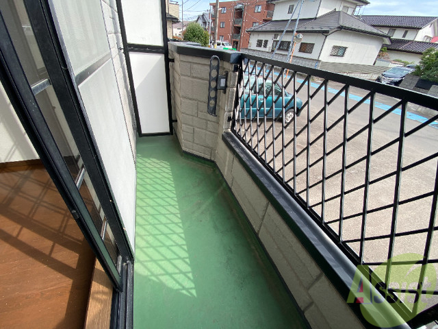 バルコニー　バルコニーは洗濯物を干すには十分な広さがありますね。