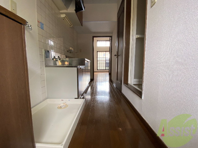 玄関　玄関からの様子です。白と木目の色合いが癒されます。