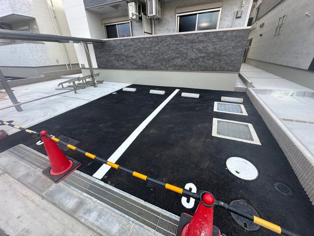 駐車場　駐車のしやすい広めの駐車場です。