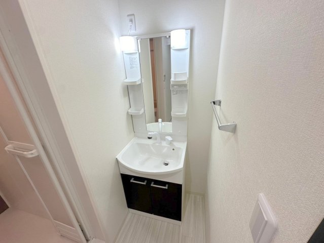 洗面設備　身支度が出来る独立洗面台です。