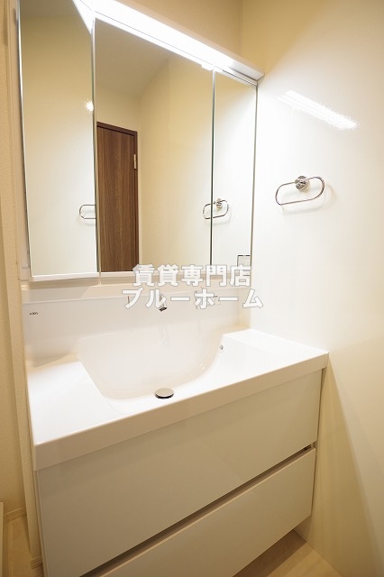 洗面設備　三面鏡独立洗面台！