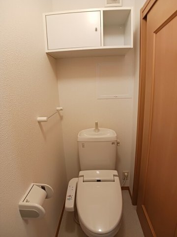 トイレ　落ち着いた色調のトイレです