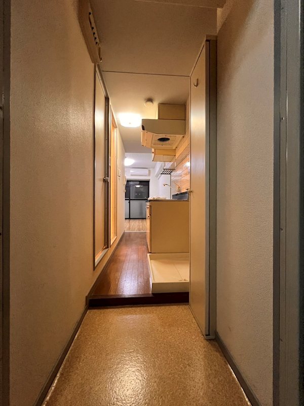 玄関　※参考写真(606号室、同系統、床は異なります)